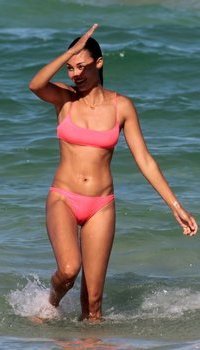 Anne Marie Kortright in Bikini on the Beach With Friends in Miami | Picture 1511705