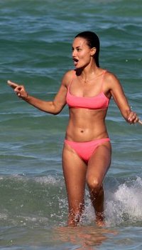 Anne Marie Kortright in Bikini on the Beach With Friends in Miami | Picture 1511706