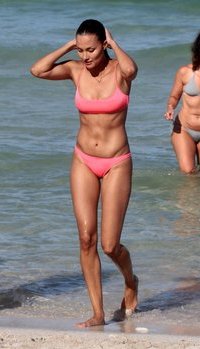 Anne Marie Kortright in Bikini on the Beach With Friends in Miami | Picture 1511707