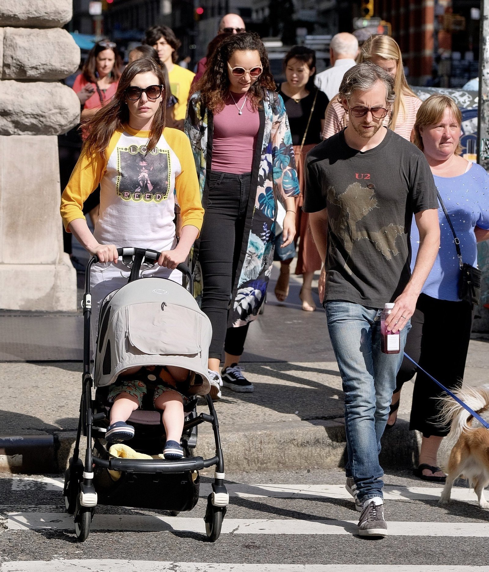 Anne Hathaway walking with their child in SOHO | Picture 1511762