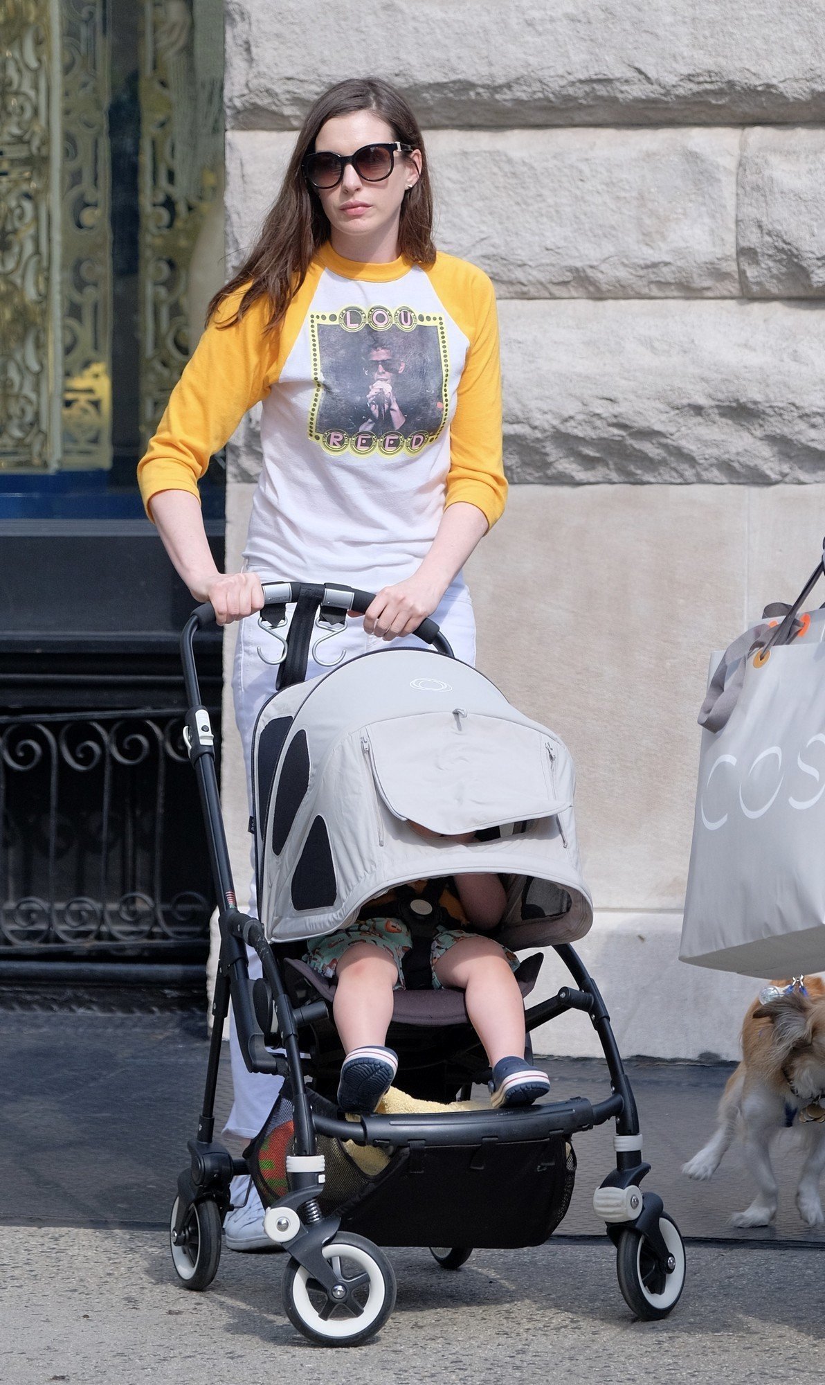 Anne Hathaway walking with their child in SOHO | Picture 1511765