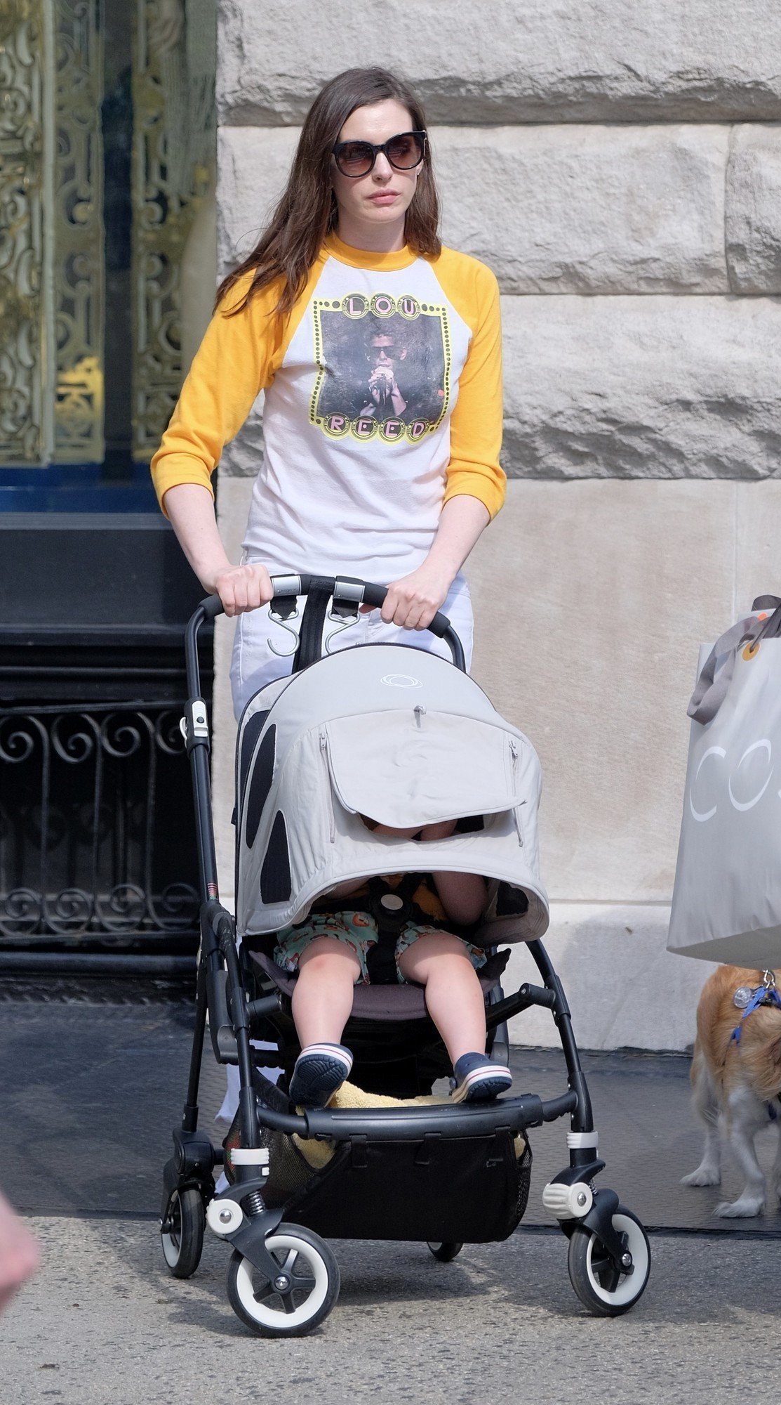 Anne Hathaway walking with their child in SOHO | Picture 1511766