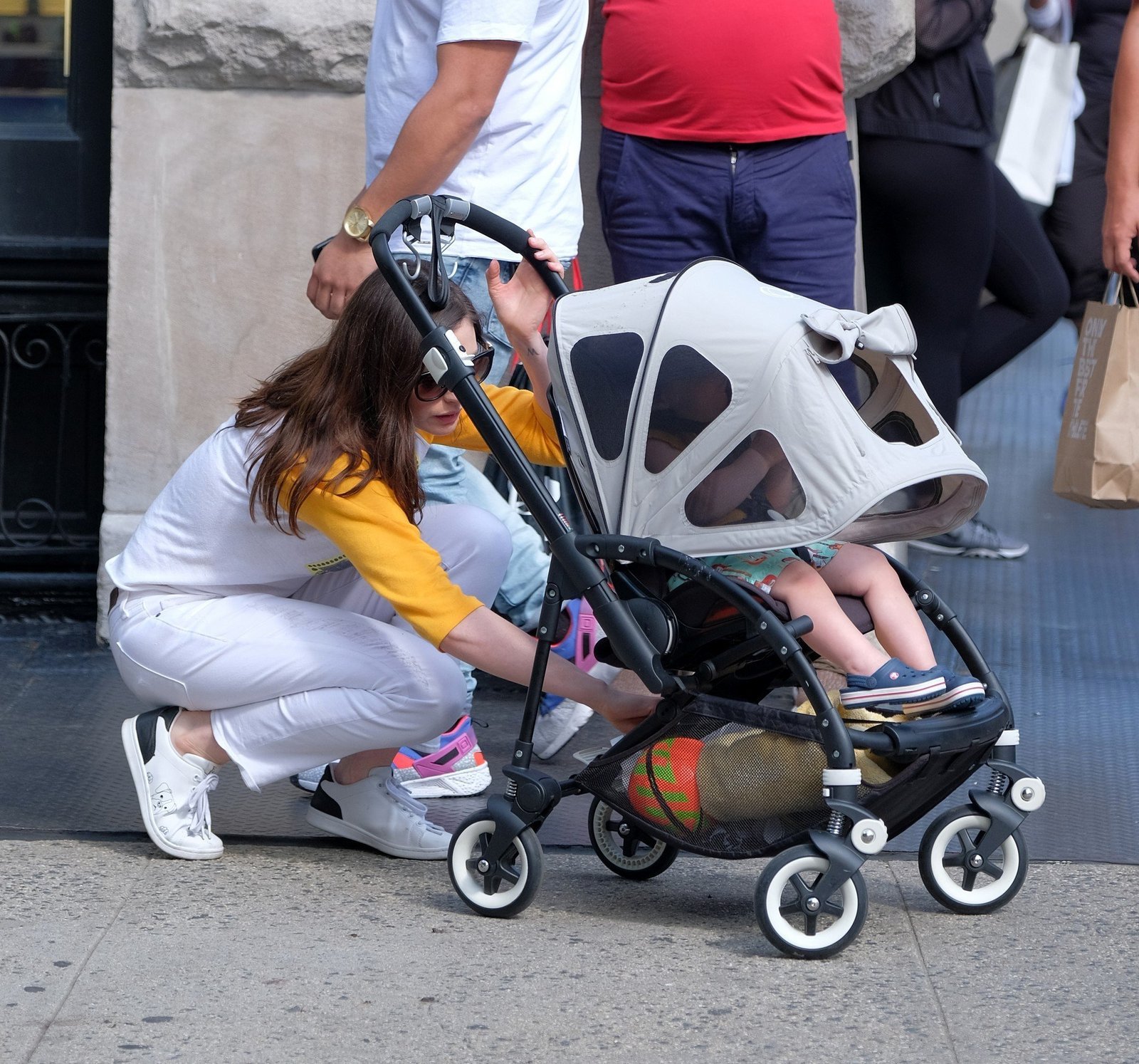 Anne Hathaway walking with their child in SOHO | Picture 1511761