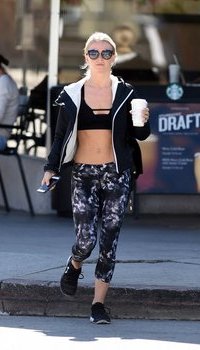 Julianne Hough has hard abs | Picture 1511833