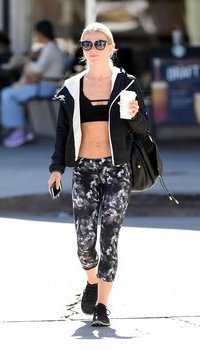 Julianne Hough has hard abs | Picture 1511839