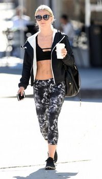 Julianne Hough has hard abs | Picture 1511841