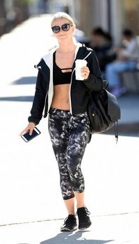 Julianne Hough has hard abs | Picture 1511842