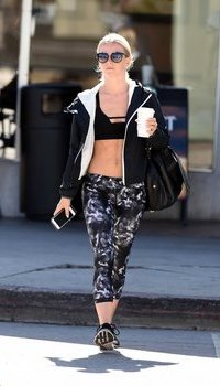 Julianne Hough has hard abs | Picture 1511834