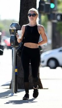 Julianne Hough shows off her abs while out for a coffee after the gym | Picture 1512494