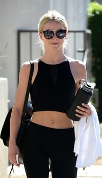 Julianne Hough shows off her abs while out for a coffee after the gym | Picture 1512503