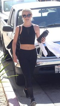 Julianne Hough shows off her abs while out for a coffee after the gym | Picture 1512495