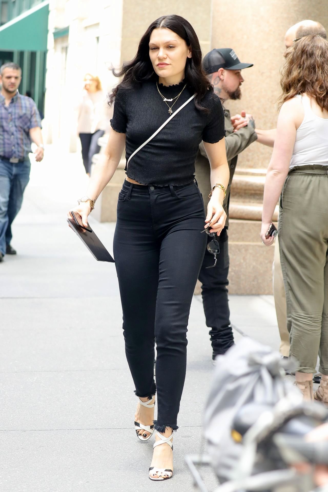 Jessie J Carrying Heading for a Meeting in NYC | Picture 1513052