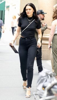 Jessie J Carrying Heading for a Meeting in NYC | Picture 1513052