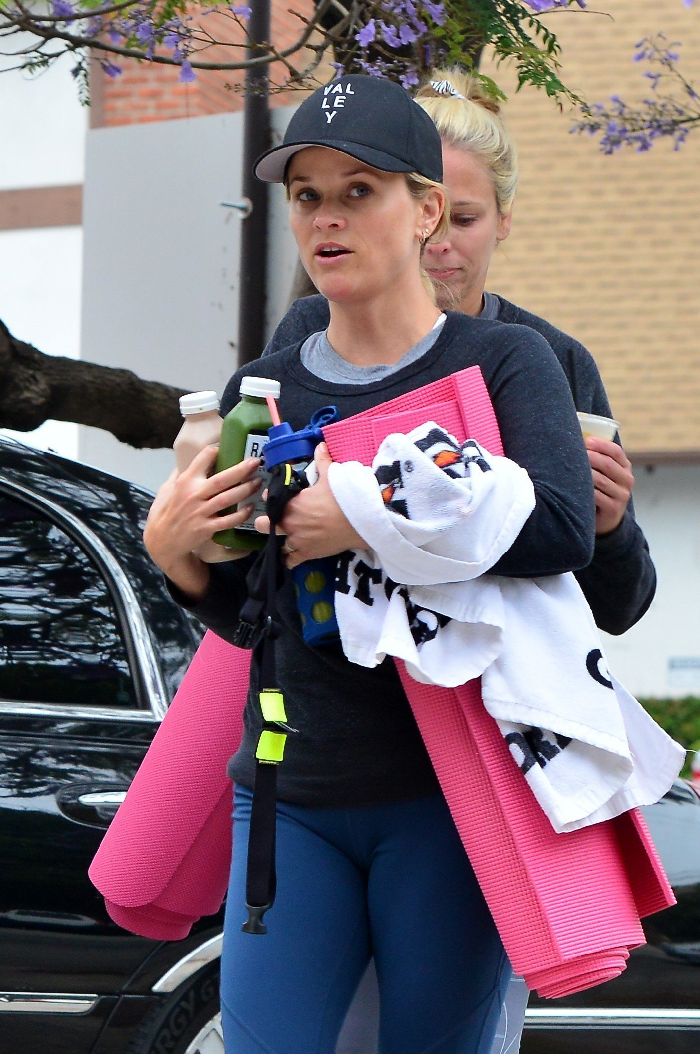 Reese Witherspoon heads to her Yoga Class | Picture 1501359