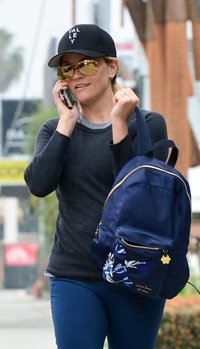 Reese Witherspoon heads to her Yoga Class | Picture 1501360