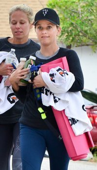 Reese Witherspoon heads to her Yoga Class | Picture 1501358