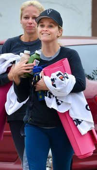 Reese Witherspoon heads to her Yoga Class | Picture 1501357