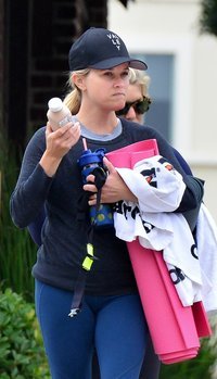 Reese Witherspoon heads to her Yoga Class | Picture 1501356