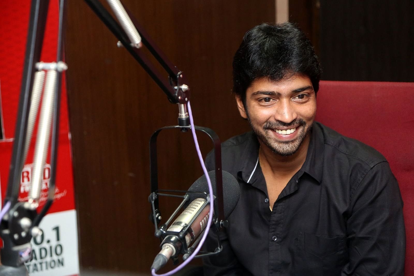 Allari Naresh Stills during Meda Meeda Abbayi Song Launch at Red FM  | Picture 1521941