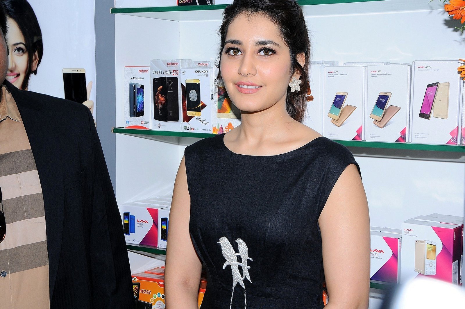 Raashi Khanna Launches Big C Mobile Store at Tirupathi Photos | Picture 1523286