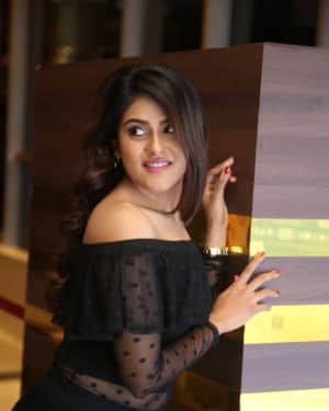 Actress Naira Shah at E Ee Premiere Show Photos | Picture 1553133