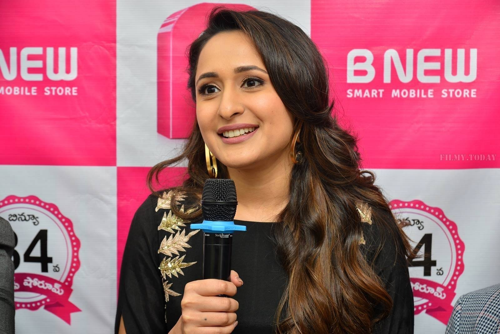 Actress Pragya Jaiswal launch B New Mobile store at Chilakaluripet Photos | Picture 1552685