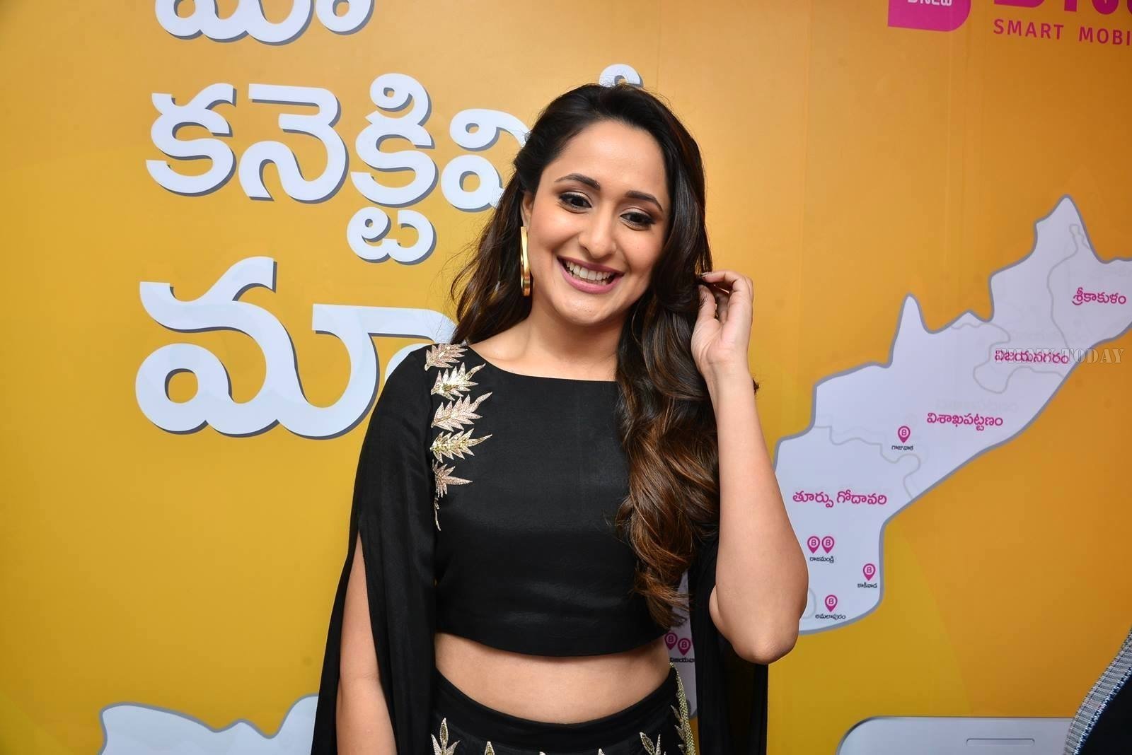 Actress Pragya Jaiswal launch B New Mobile store at Chilakaluripet Photos | Picture 1552673