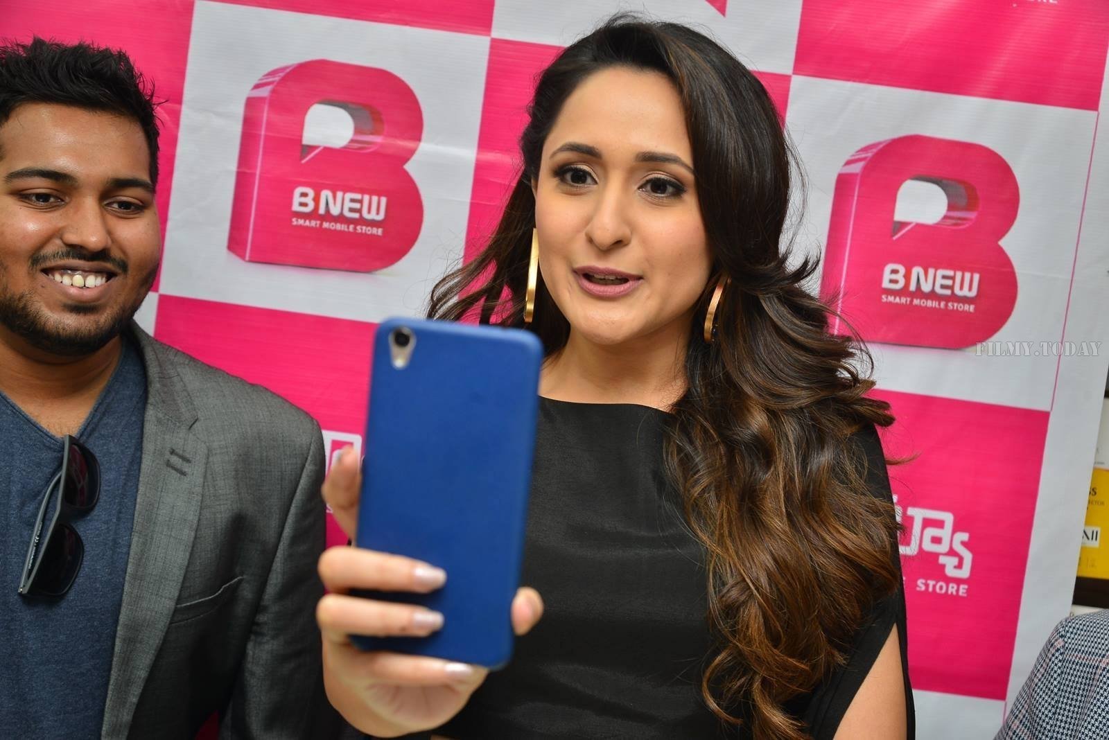 Actress Pragya Jaiswal launch B New Mobile store at Chilakaluripet Photos | Picture 1552689