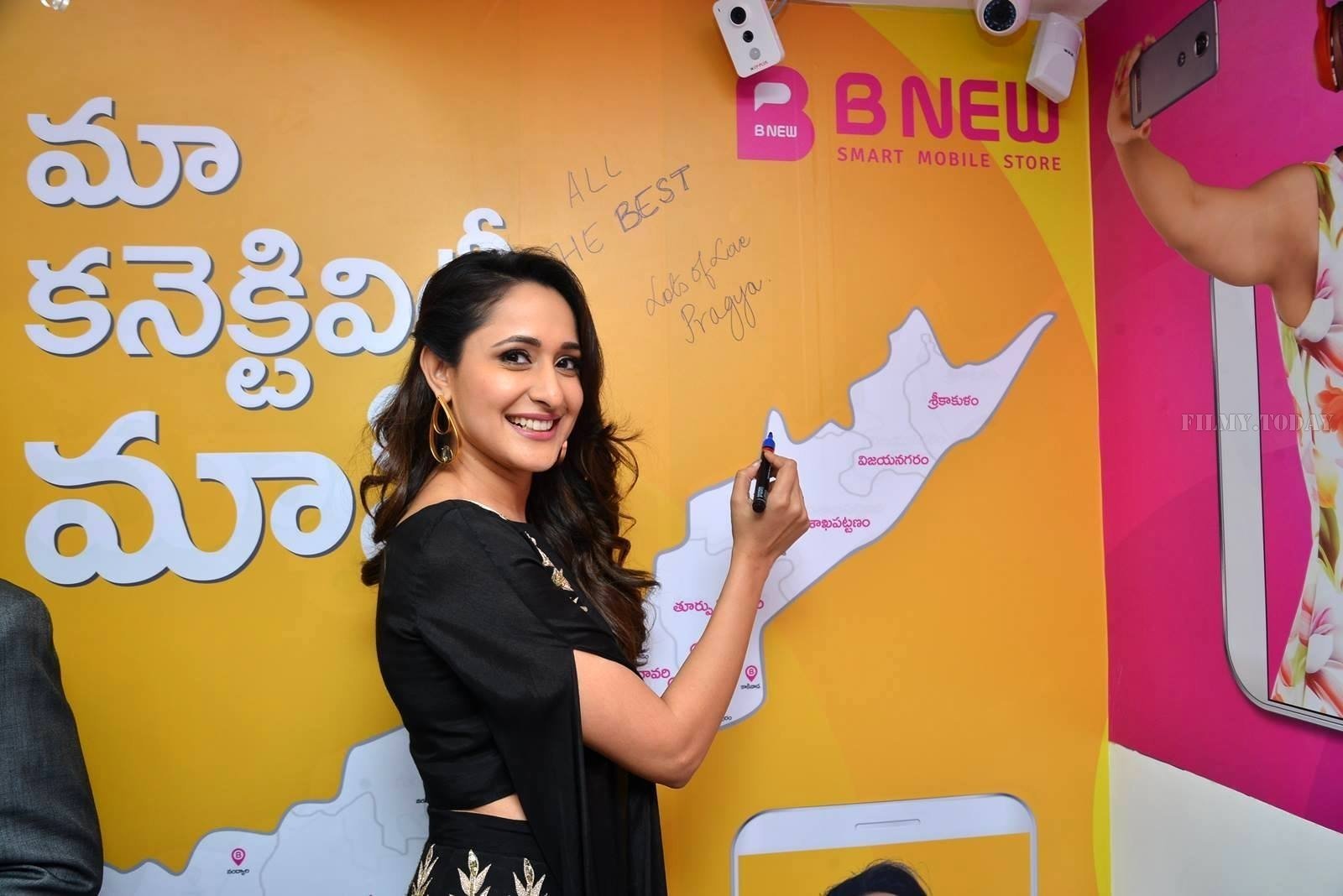 Actress Pragya Jaiswal launch B New Mobile store at Chilakaluripet Photos | Picture 1552677
