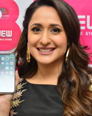 Actress Pragya Jaiswal launch B New Mobile store at Chilakaluripet Photos | Picture 1552672