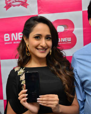 Actress Pragya Jaiswal launch B New Mobile store at Chilakaluripet Photos | Picture 1552682