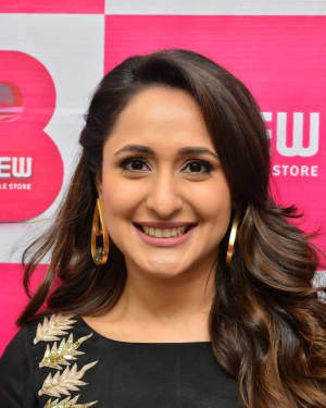 Actress Pragya Jaiswal launch B New Mobile store at Chilakaluripet Photos | Picture 1552662
