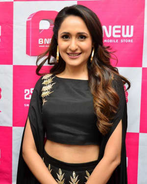 Actress Pragya Jaiswal launch B New Mobile store at Chilakaluripet Photos | Picture 1552659