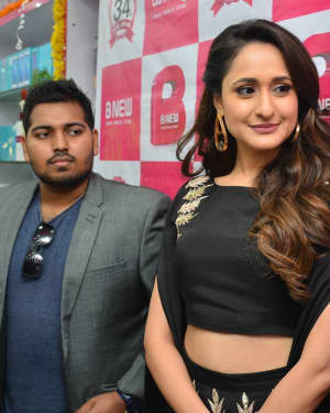 Actress Pragya Jaiswal launch B New Mobile store at Chilakaluripet Photos | Picture 1552665