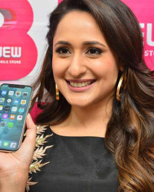 Actress Pragya Jaiswal launch B New Mobile store at Chilakaluripet Photos | Picture 1552668