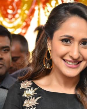 Actress Pragya Jaiswal launch B New Mobile store at Chilakaluripet Photos | Picture 1552654