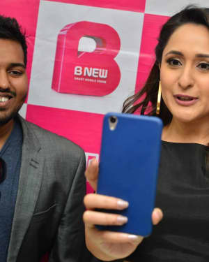 Actress Pragya Jaiswal launch B New Mobile store at Chilakaluripet Photos | Picture 1552689