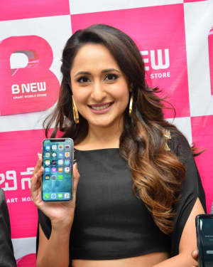Actress Pragya Jaiswal launch B New Mobile store at Chilakaluripet Photos | Picture 1552669