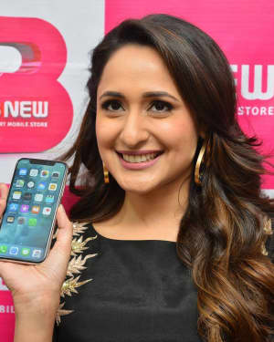 Actress Pragya Jaiswal launch B New Mobile store at Chilakaluripet Photos | Picture 1552653