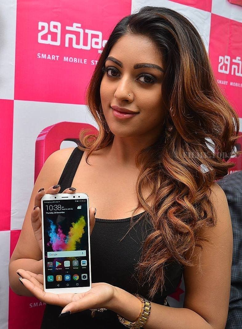 Actress Anu Emmanuel Inaugurates B New Mobile Store at Yemmiganur Photos | Picture 1555780