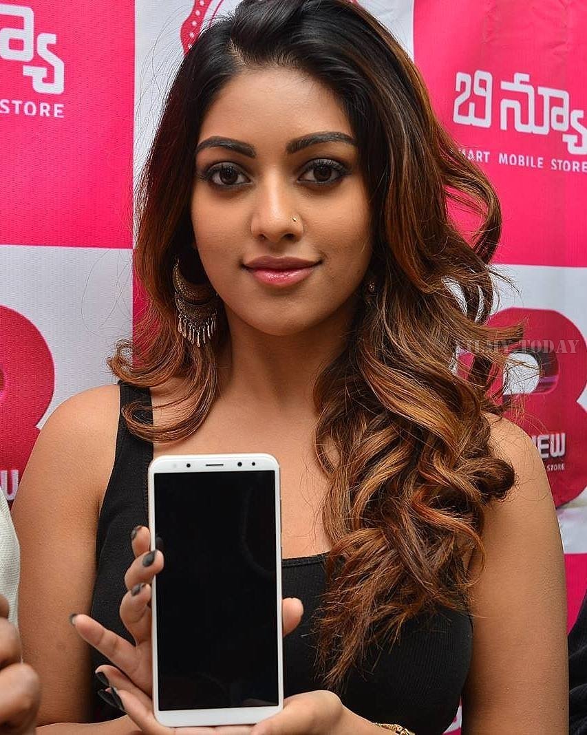 Actress Anu Emmanuel Inaugurates B New Mobile Store at Yemmiganur Photos | Picture 1555793