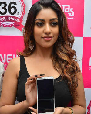 Actress Anu Emmanuel Inaugurates B New Mobile Store at Yemmiganur Photos | Picture 1555782