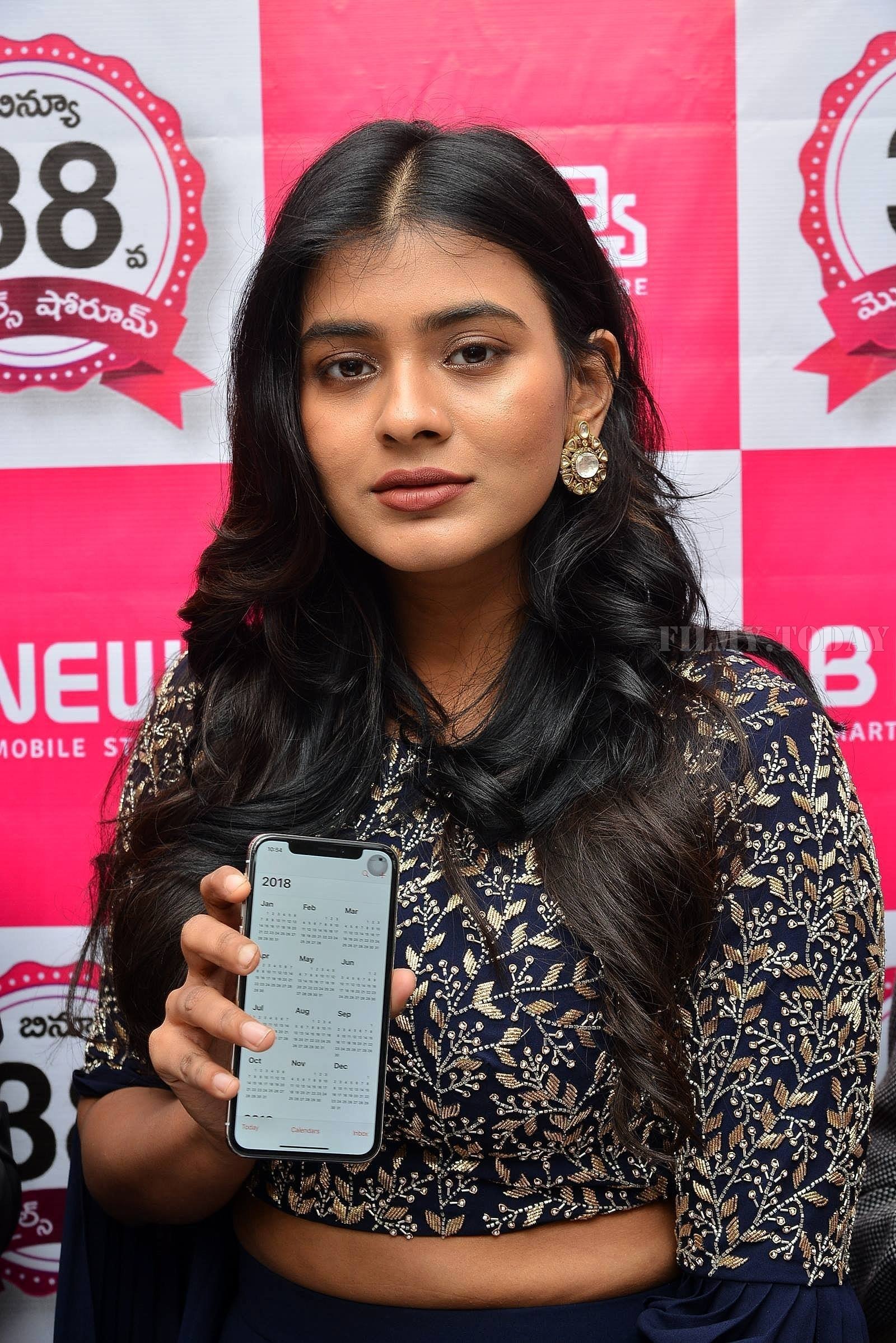 Actress Hebah Patel launches B New Mobile Store at Chirala Photos | Picture 1556574