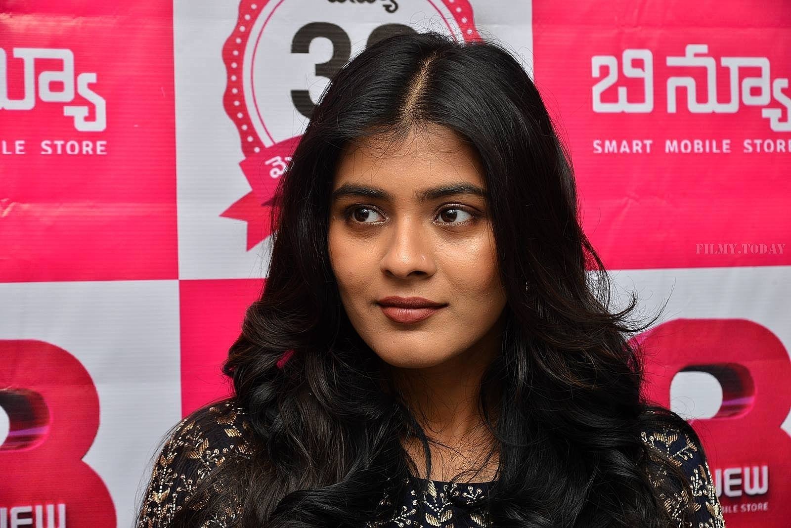 Actress Hebah Patel launches B New Mobile Store at Chirala Photos | Picture 1556567