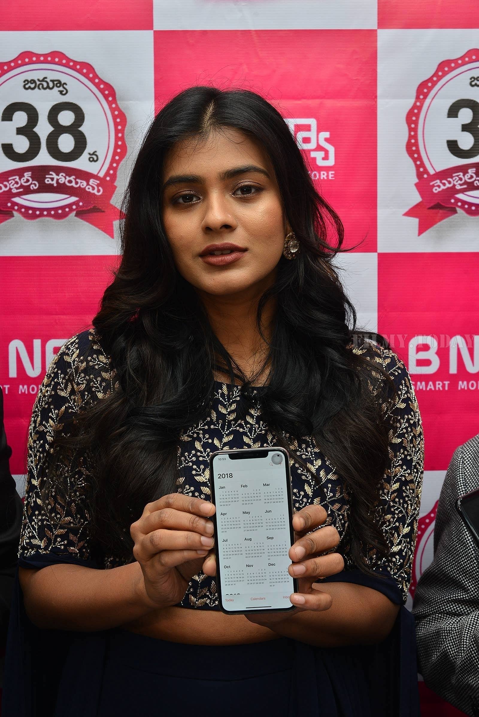Actress Hebah Patel launches B New Mobile Store at Chirala Photos | Picture 1556571