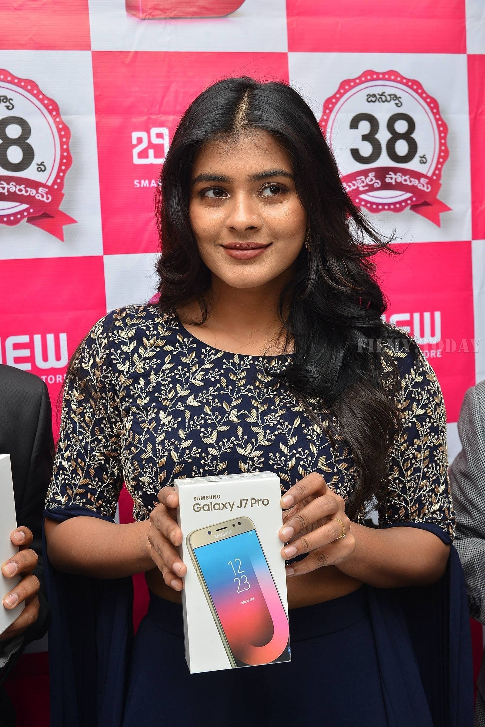 Actress Hebah Patel launches B New Mobile Store at Chirala Photos | Picture 1556565