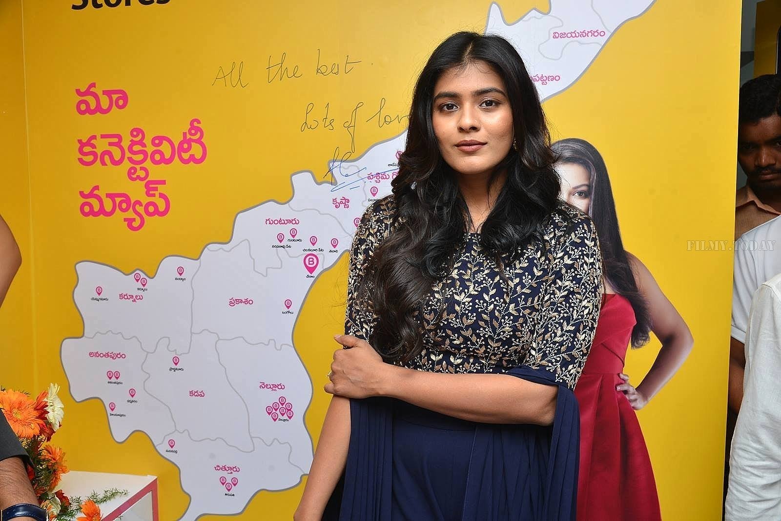 Actress Hebah Patel launches B New Mobile Store at Chirala Photos | Picture 1556563
