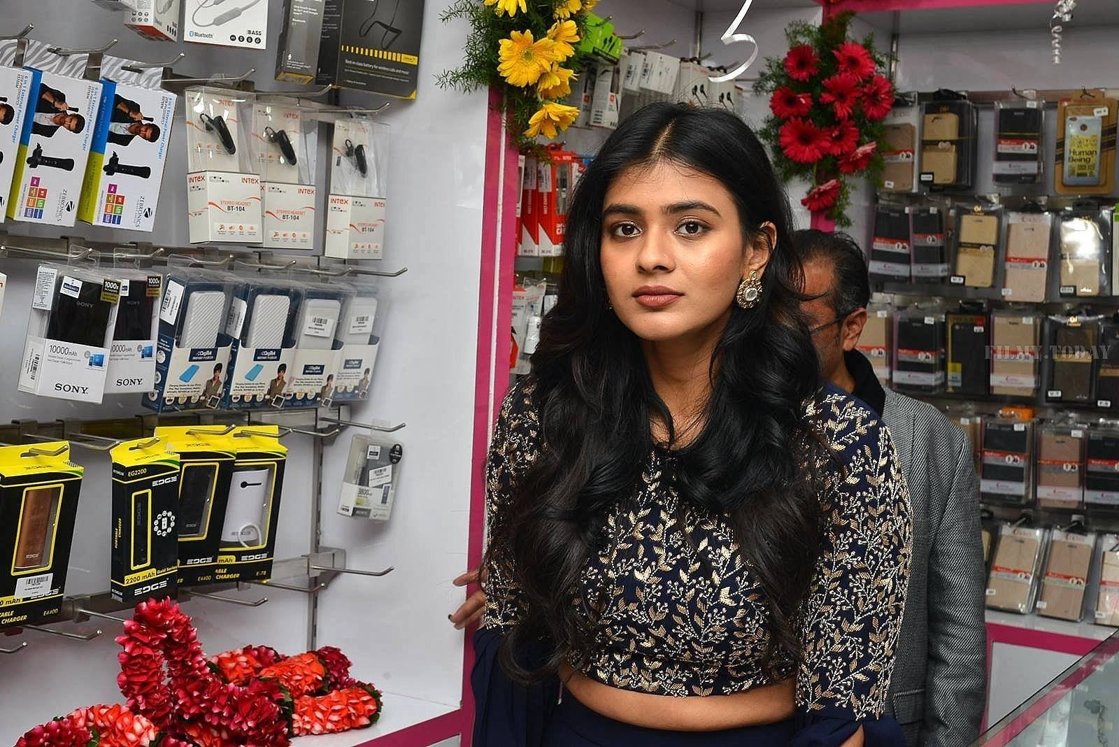 Actress Hebah Patel launches B New Mobile Store at Chirala Photos | Picture 1556561