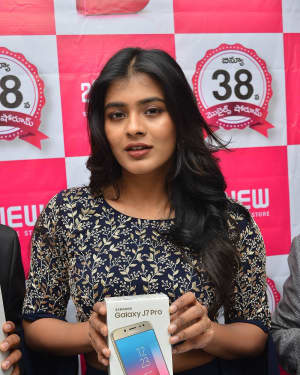 Actress Hebah Patel launches B New Mobile Store at Chirala Photos | Picture 1556560
