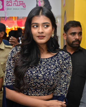 Actress Hebah Patel launches B New Mobile Store at Chirala Photos | Picture 1556580